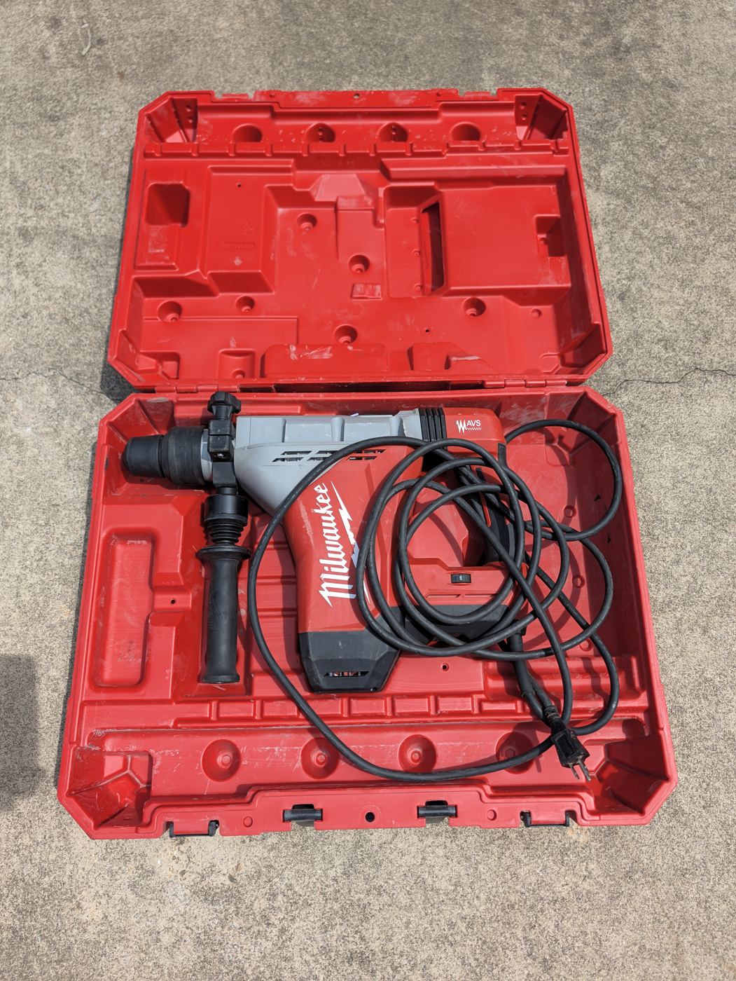 Milwaukee SDS-Max rotary hammer in case